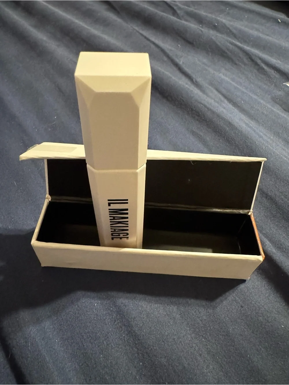 IL MAKIAGE Uncensored Lip Plumper  Color Lights On - White and Black Packaging